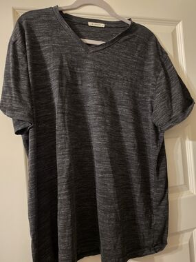 Source Unknown Men's Heathered Charcoal V-Neck Tee